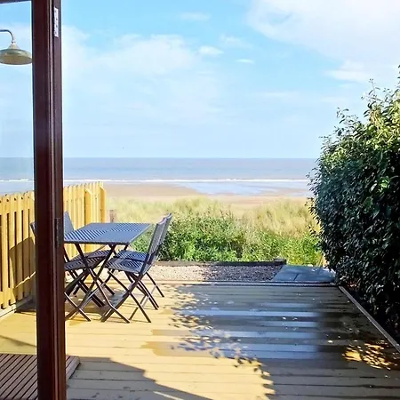 Seaside Comfort With Parking דירה *