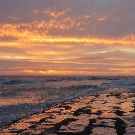 Seaside Comfort With Parking דירה